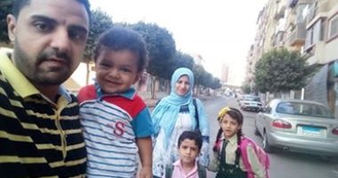 فى جو أسرى.. أحمد يشارك بصورة طفليه فى أول يوم دراسة