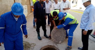 صور.. تطهير وتسليك غرف الصرف وصفايات الأمطار بالحامول استعدادًا لفصل الشتاء
