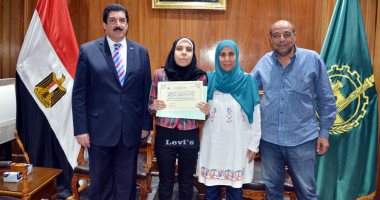 محافظ القليوبية يكرم الطالبة المثالية الأولى على مستوى الجامعات لمتحدى الإعاقة