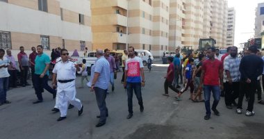 حملات لإزالة الإشغالات وغلق المحلات المخالفة بـ3 أحياء بالإسكندرية