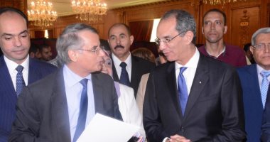 وزيرا التعليم العالى والاتصالات يتفقدان معرض جامعة مصر على هامش المؤتمر الأول للذكاء الإصطناعى