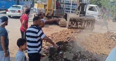 بالجهود الذاتية.. شباب طموه بالجيزة يطورون مدخل القرية بعد تحوله إلى مقلب قمامة
