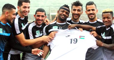 مهاجم المصري يهدي زميله "تشيرت" فلسطين