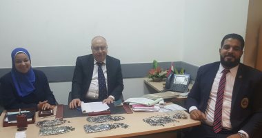 ضبط راكب بالمطار حاول تهريب 5 آلاف كارت ميمورى حول جسده                                    