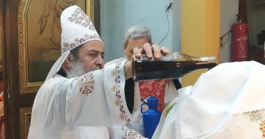 المسيحيون يحتفلون بعيد النيروز رأس السنة القبطية ويأكلون البلح والجوافة.. كاهن كنيسة العذراء: نتذكر شهداء الكنيسة الذين بذلوا أرواحهم لأجلنا.. والبابا تواضروس: تطلعوا للحياة الأبدية فى العام الجديد.. صور