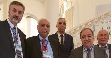 صور.. مجلس البحث العلمي بأذربيجان يكرم رائد زراعة الكبد بجامعة المنصورة 