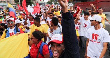 آلاف الفنزويلين من أنصار الرئيس مادورو يتظاهرون ضد الرئيس الأمريكى ترامب