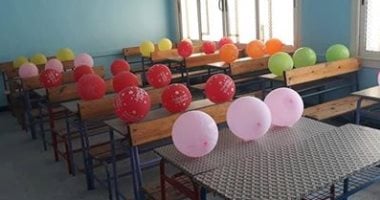 بالبلالين وتجهيز الفصول.. مدرسين ومدير مدرسة بالعبور يستقبلون العام الدراسى