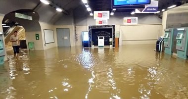 الجزائر تغرق فى مياه الأمطار والسيول تجرف السيارات وتغمر المترو