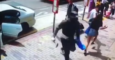 شاهد.. لصوص صينيون يفشلون فى السطو المسلح على محل ساعات بسبب "باب"