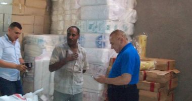 صور.. ضبط منفذ توزيع أكياس بلاستيكية بالغردقة بالمخالفة لقرار المحافظ
