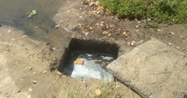 صور.. مياه الصرف الصحى تحاصر الطلاب بفناء مدرسة فى الإسكندرية