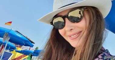 بمايوه أسود ونظارة شمس.. نانسى عجرم تودع الصيف مع بناتها.. صور