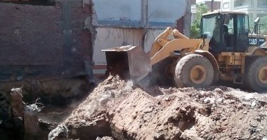  صور.. إزالة 24 حالة تعدى وبناء مخالف فى 3 محافظات