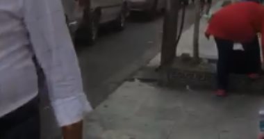 قارئ يشكو سيطرة الباعة الجائلين على الأرصفة بشارع أم المصريين بالجيزة