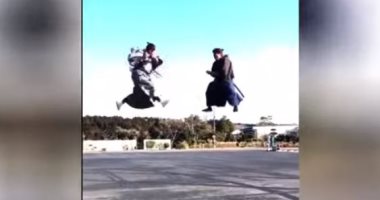شاهد..شخصان يؤديان فنون قتال النينجا وهما فى الهواء