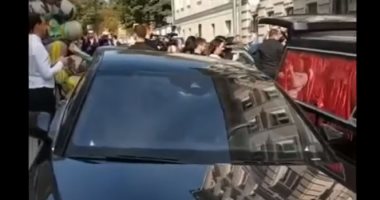 شاهد..مرشحه رئاسية تحتفل بزفافها فى سيارة دفن الموتى فى روسيا