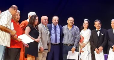 تكريم العاملين بمسرح عبد الوهاب بالإسكندرية وأسرة مسرحية "بحر الهوى"