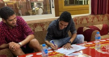 إسلام جابر مدافع الأهلى يوقع للرجاء موسمين