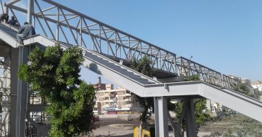 صور.. محافظة الإسكندرية تبدأ بتركيب سلالم كوبرى 32 بالعامرية