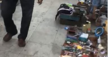 شكوى من انتشار الباعة الجائلين أمام مزلقان فيكتوريا بالإسكندرية    