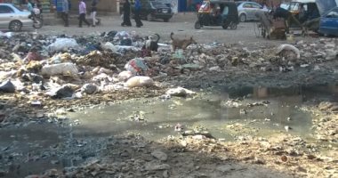مياه الصرف الصحى تحاصر سكان شارع رئيسى بمنطقة أم بيومى بشبرا الخيمة