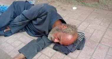 إحنا معاك.. قارئ يشارك بصورة مسن بلا مأوى فى مدينة الباجور بالمنوفية