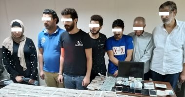 بتأشيرات ومستندات مزورة.. ضبط عصابة دولية لتهريب الشباب للخارج.. صور
