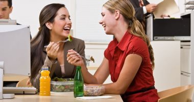 عشان تحافظ على الدايت.. نصائح للشعور بالشبع أثناء العمل