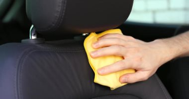 مش محتاج تروح لمغسلة.. نصائح لتنظيف مقاعد السيارة بسهولة