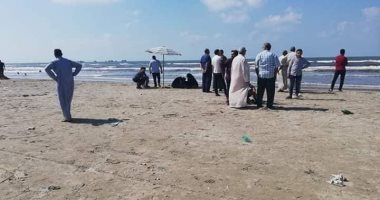 بعد غرقه بـ 3 أيام.. انتشال جثة طالب الطب أحمد مجدى فى 10 ساعات بعد تكسير صخور الشاطئ.. رئيس دمياط الجديدة: الجثة انجرفت تجاه الميناء واستقرت بين صخرتين تزن الواحدة منهما 30 طنا.. والاستعانة بونش تلسكوبى لرفعها