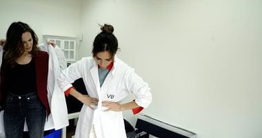 بالبالطو الأبيض.. فيكتوريا بيكهام من مصممة أزياء لمنتجة مستحضرات تجميل