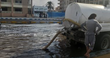 صور.. إزالة تجمعات مياه الأمطار من بعض شوارع مدينة مرسى مطروح