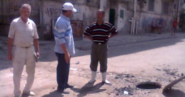 بعد هطول الأمطار اليوم.. أحياء الإسكندرية تكثف تطهير الشنايش وردم الحفر