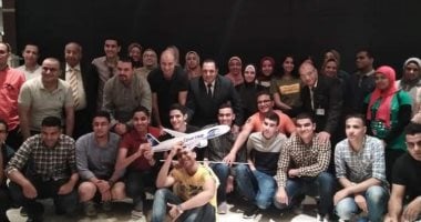 أوائل الثانوية العامة يغادرون مطار القاهرة لبدء جولة أوروبية بالخارج.. صور