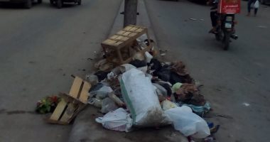 شكوى من تراكم القمامة فى الجزيرة الوسطى لشارع عين شمس