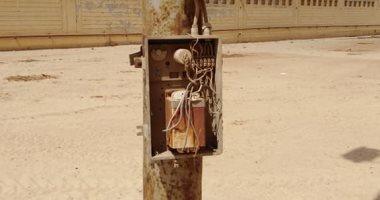 قارئ يرصد عمود كهرباء به أسلاك مكشوفة يعرض المواطنين للخطر