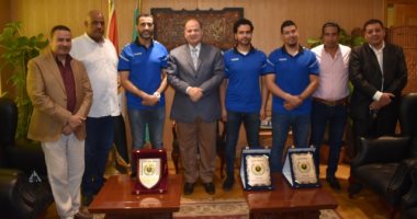 محافظ الفيوم يُكرّم الجهاز الفنى لمنتخب مصر لناشئى كرة اليد