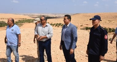 مسئولو محافظة مطروح يتفقدون مخرات السيول بالوديان فى منطقة الكيلو 4