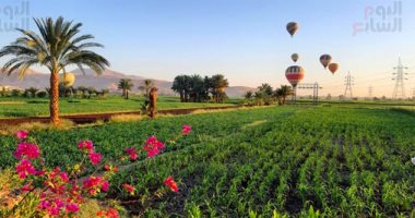 صورة اليوم.. البالون الطائر يحلق فوق الخضرة والجبال والمعابد الفرعونية