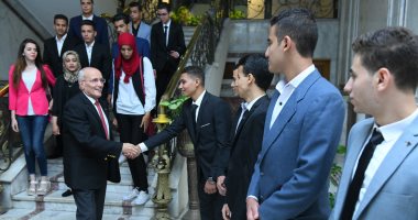  " العصار" يستقبل الحاصلين على منحة للتدريب على القطارات الكهربائية بالصين