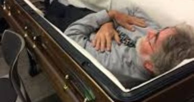 اعمل نفسك ميت.. جائزة 600 دولار مقابل قضاء 30 ساعة فى نعش