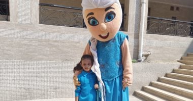 أول يوم مدرسة.. "ريتاج" تلتقط الصور فى حفل استقبال مدرستها