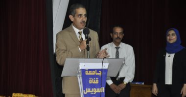 صور.. رئيس جامعة قناة السويس يحذر الطلاب من خطورة الشائعات على السوشيال ميديا
