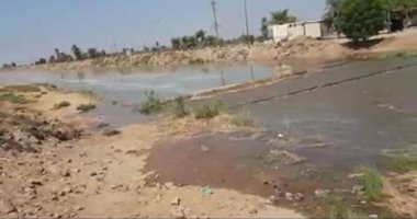صور ..انهيار جسر ترابى محطة صرف بلانة بأسوان وغرق أراضى ومنازل 