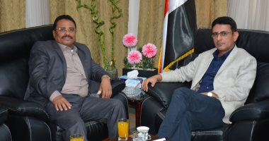 سفير اليمن يبحث سبل تسهيل إجراءات سفر الطلاب الخريجين إلى بلدهم