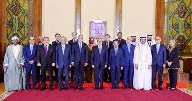 السيسى لأعضاء مجلس محافظى المصارف المركزية ومؤسسات النقد العربية: المشروعات التنموية الطموحة فى مصر انتقلت من مرحلة التخطيط إلى التنفيذ.. و الحكومة عازمة على المضى قدماً فى مسار بناء الدولة المصرية 
