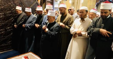 سعد جاويش .. صور من جنازة الدكتور الراحل تشعل فيس بوك بعد وضع عمامته بالنعش