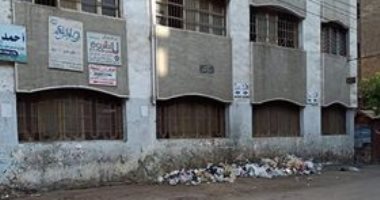 شكوى من تراكم القمامة أمام مدرسة السادادت بمركز ميت غمر بمحافظة الدقهلية