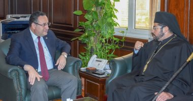 لأول مرة منذ تعيينه.. المعاون البطريركى للكاثوليك يزور محافظ الإسكندرية